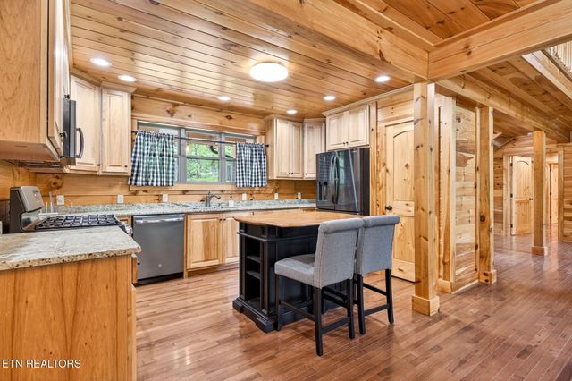 704 White Oak Rd, Monterey, TN 38574