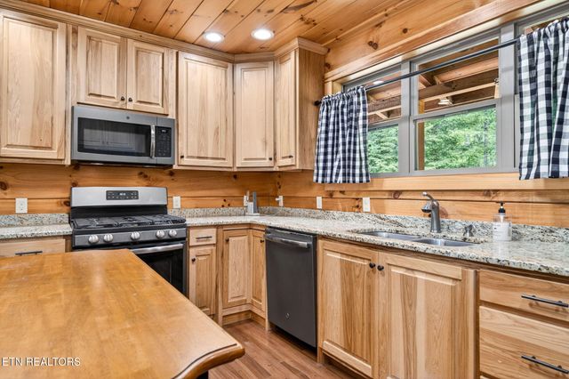 704 White Oak Rd, Monterey, TN 38574