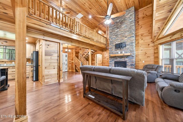 704 White Oak Rd, Monterey, TN 38574
