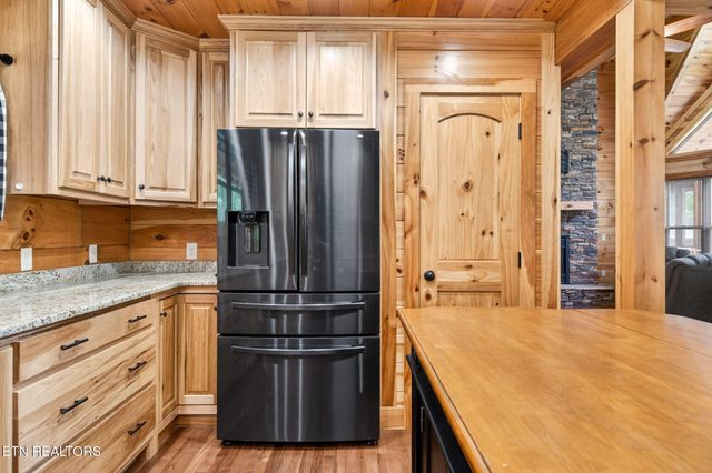 704 White Oak Rd, Monterey, TN 38574