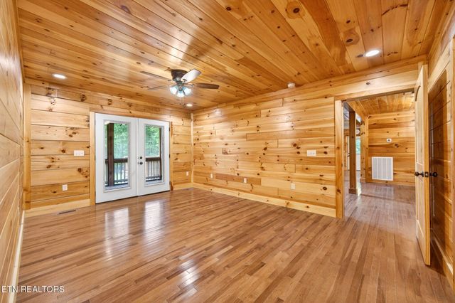 704 White Oak Rd, Monterey, TN 38574