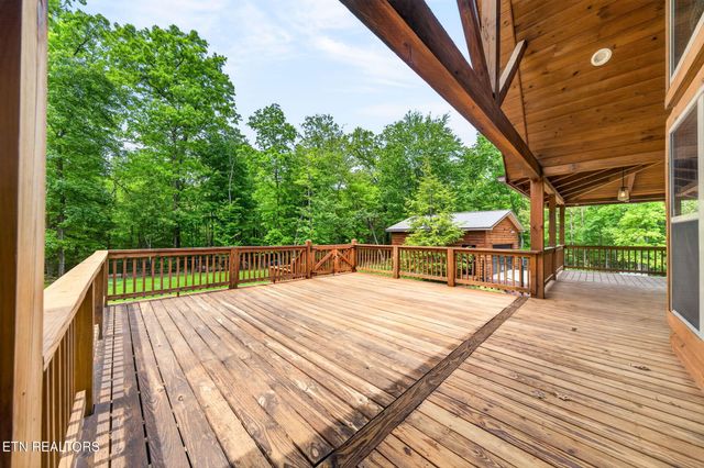 704 White Oak Rd, Monterey, TN 38574