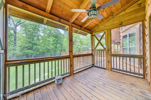 704 White Oak Rd, Monterey, TN 38574
