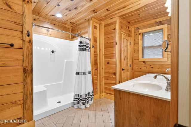 704 White Oak Rd, Monterey, TN 38574
