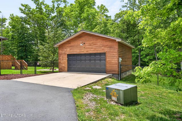 704 White Oak Rd, Monterey, TN 38574