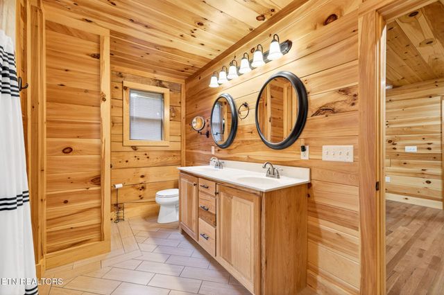 704 White Oak Rd, Monterey, TN 38574