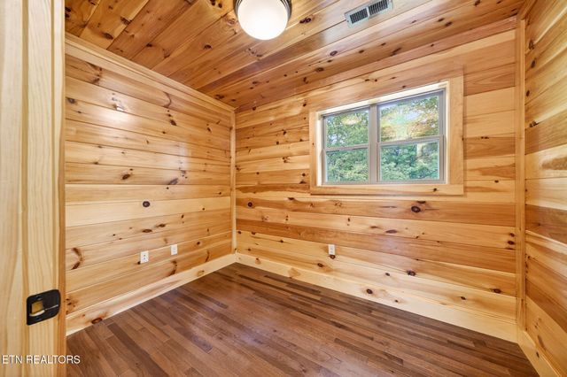 704 White Oak Rd, Monterey, TN 38574