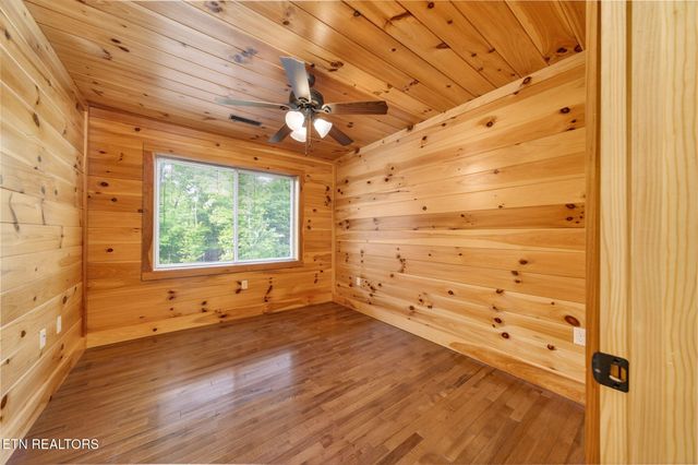 704 White Oak Rd, Monterey, TN 38574