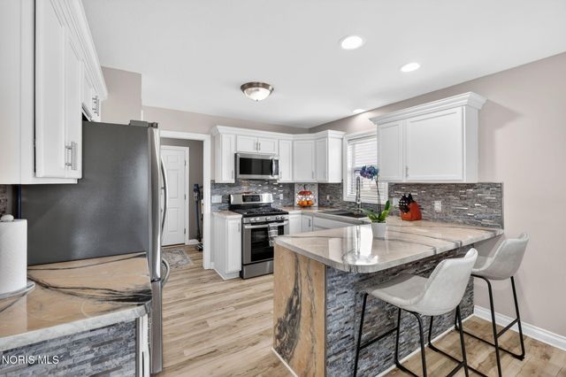 8424 Birchwood Lane, Northwood, OH 43619