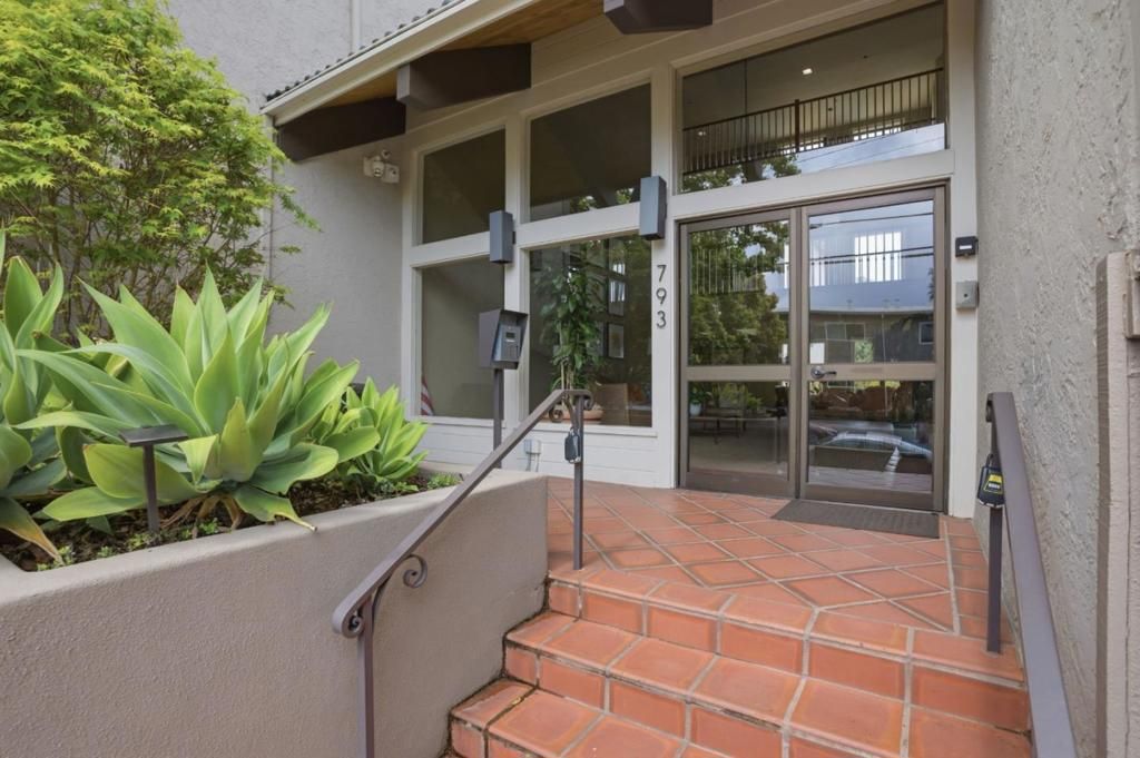 Image 2 of property listing at 793 Elm Street 21, San Carlos, CA 94070