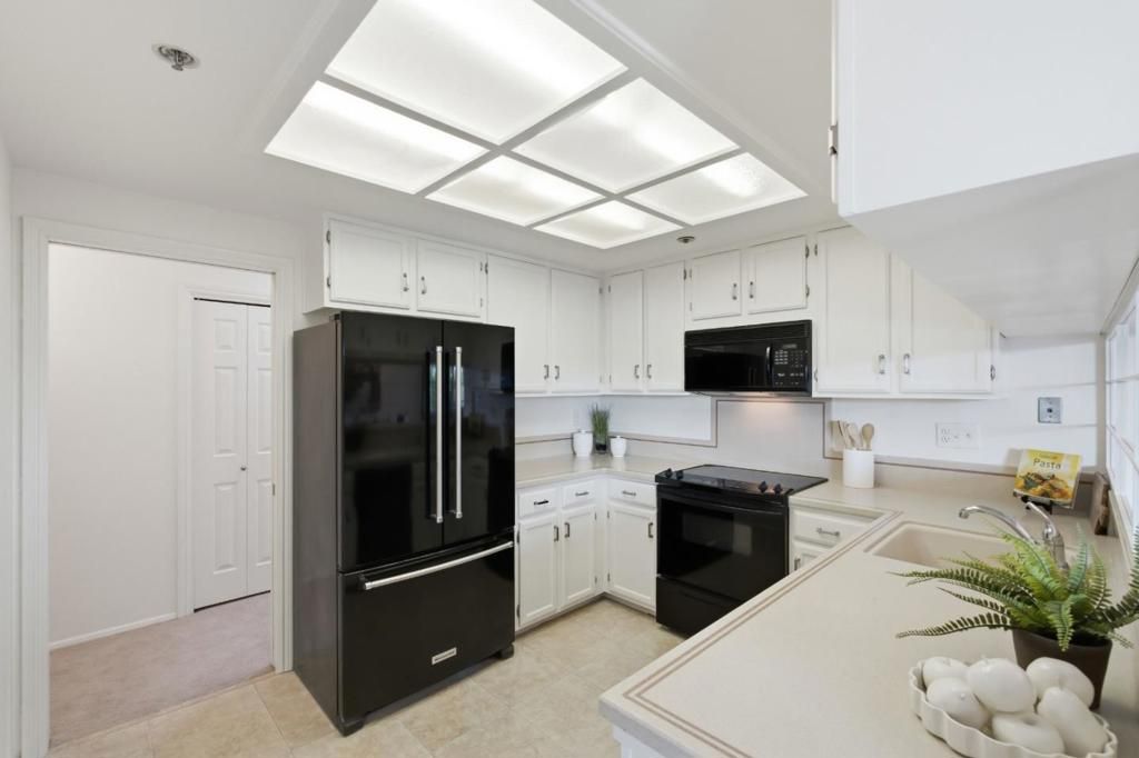 Image 22 of property listing at 793 Elm Street 21, San Carlos, CA 94070