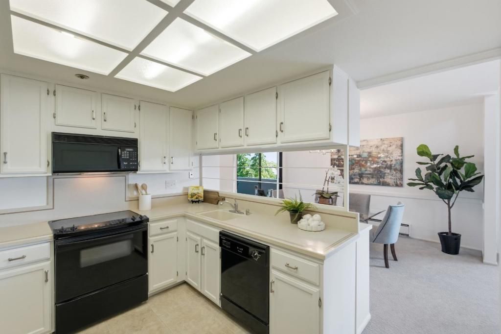 Image 23 of property listing at 793 Elm Street 21, San Carlos, CA 94070