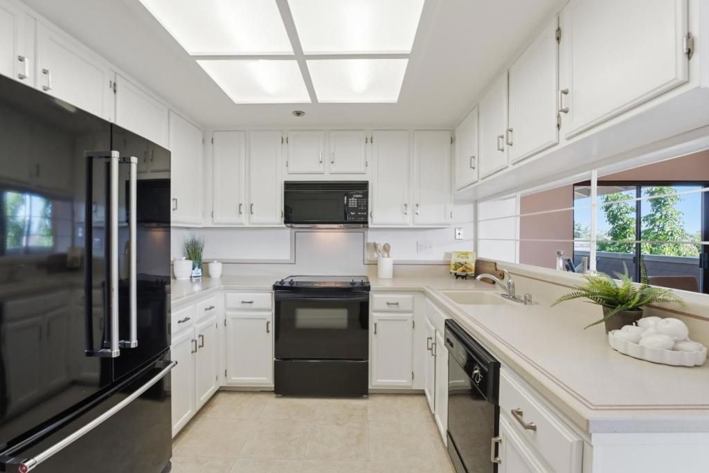 Image 25 of property listing at 793 Elm Street 21, San Carlos, CA 94070
