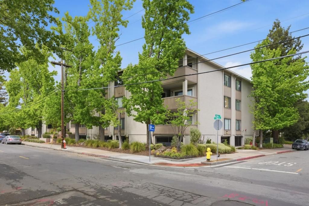 Image 3 of property listing at 793 Elm Street 21, San Carlos, CA 94070