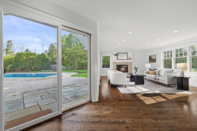 2212 W Sunnydale LANE, Mequon, WI 53092