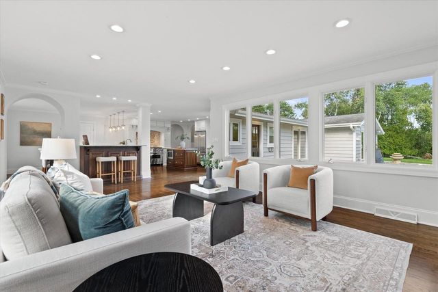 2212 W Sunnydale LANE, Mequon, WI 53092