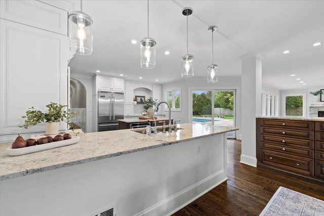 2212 W Sunnydale LANE, Mequon, WI 53092