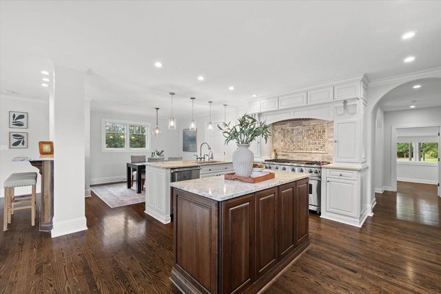 2212 W Sunnydale LANE, Mequon, WI 53092
