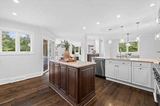 2212 W Sunnydale LANE, Mequon, WI 53092