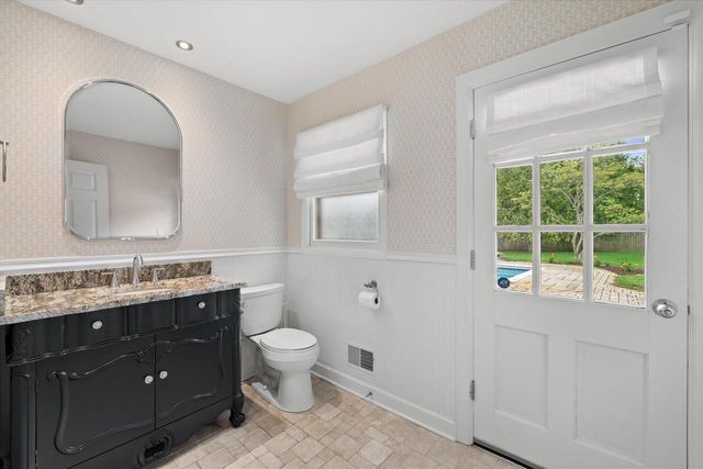 2212 W Sunnydale LANE, Mequon, WI 53092