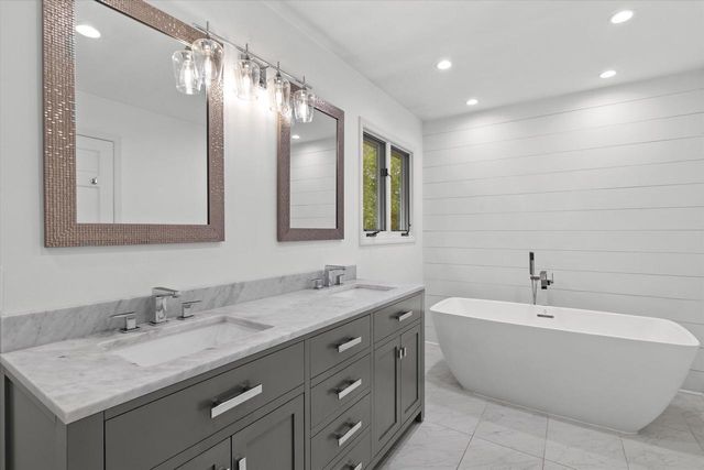2212 W Sunnydale LANE, Mequon, WI 53092