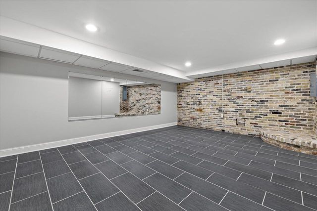 2212 W Sunnydale LANE, Mequon, WI 53092