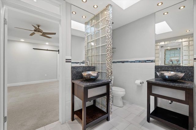 2212 W Sunnydale LANE, Mequon, WI 53092