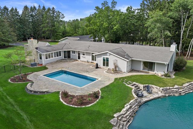 2212 W Sunnydale LANE, Mequon, WI 53092