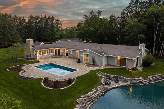 2212 W Sunnydale LANE, Mequon, WI 53092
