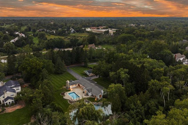 2212 W Sunnydale LANE, Mequon, WI 53092