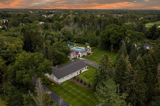 2212 W Sunnydale LANE, Mequon, WI 53092