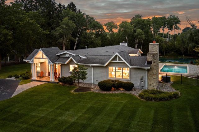 2212 W Sunnydale LANE, Mequon, WI 53092