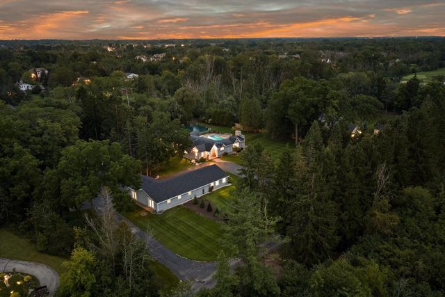 2212 W Sunnydale LANE, Mequon, WI 53092