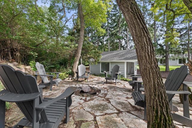 2212 W Sunnydale LANE, Mequon, WI 53092