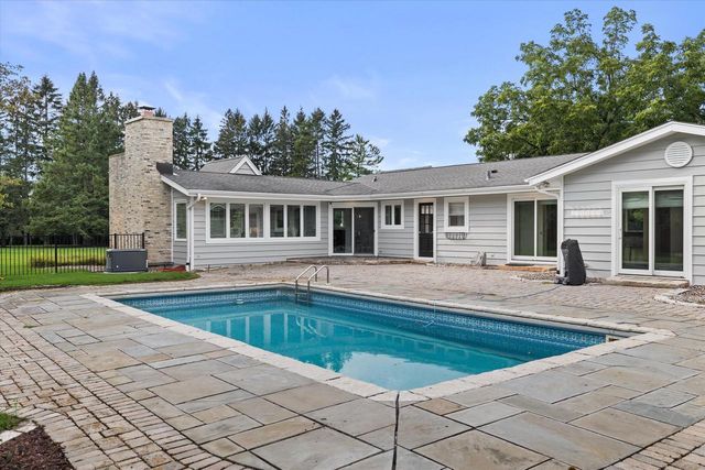 2212 W Sunnydale LANE, Mequon, WI 53092
