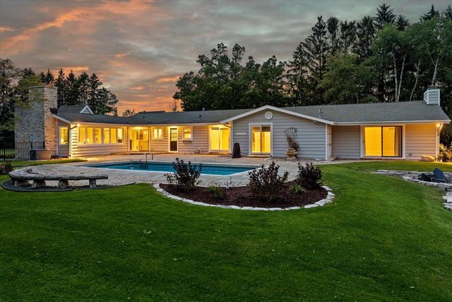 2212 W Sunnydale LANE, Mequon, WI 53092