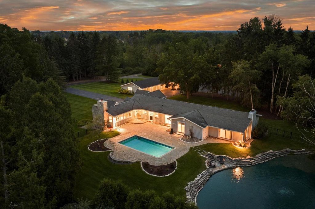 2212 W Sunnydale LANE, Mequon, WI 53092