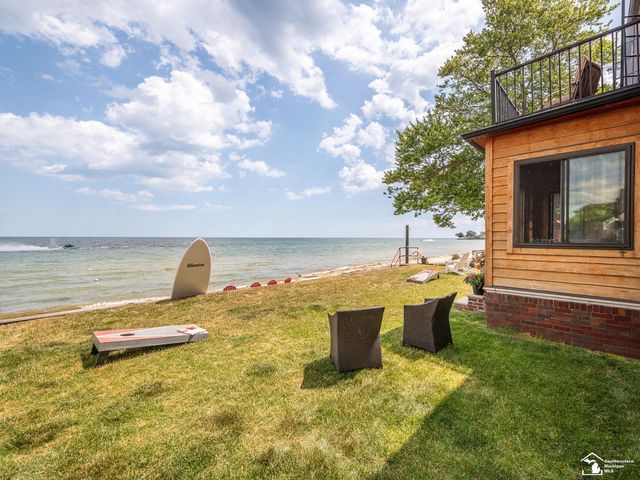 3880 Lakeshore Drive, Frenchtown Twp, MI 48166