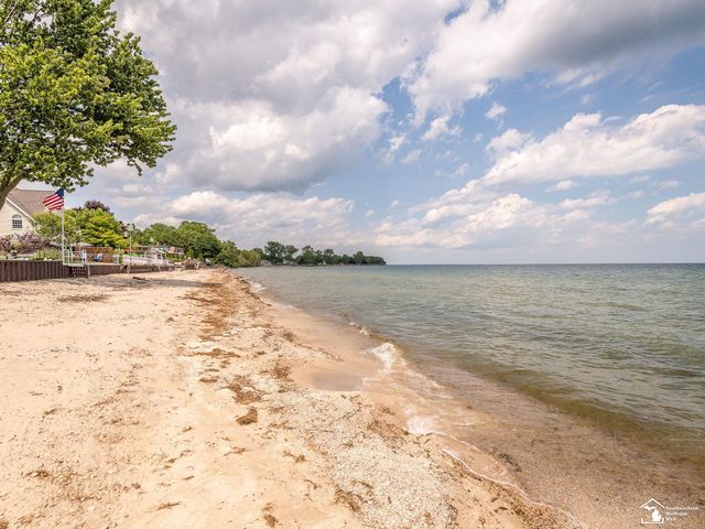 3880 Lakeshore Drive, Frenchtown Twp, MI 48166