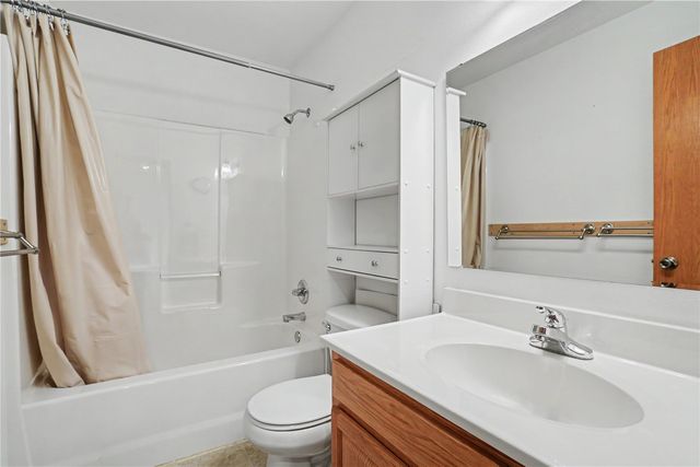 1875 Highland Road, Ely, IA 52227