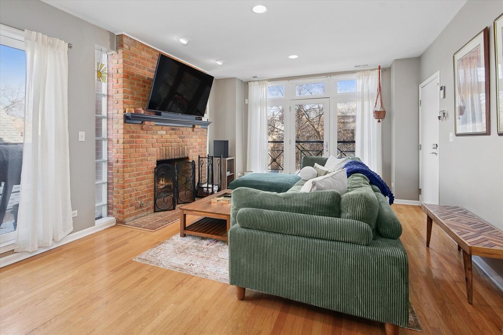 Image 2 of property listing at 1020 N MOZART Street 2, Chicago, IL 60622