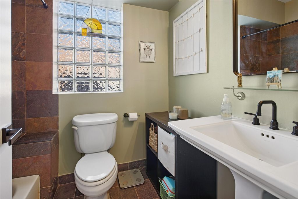 Image 11 of property listing at 1020 N MOZART Street 2, Chicago, IL 60622