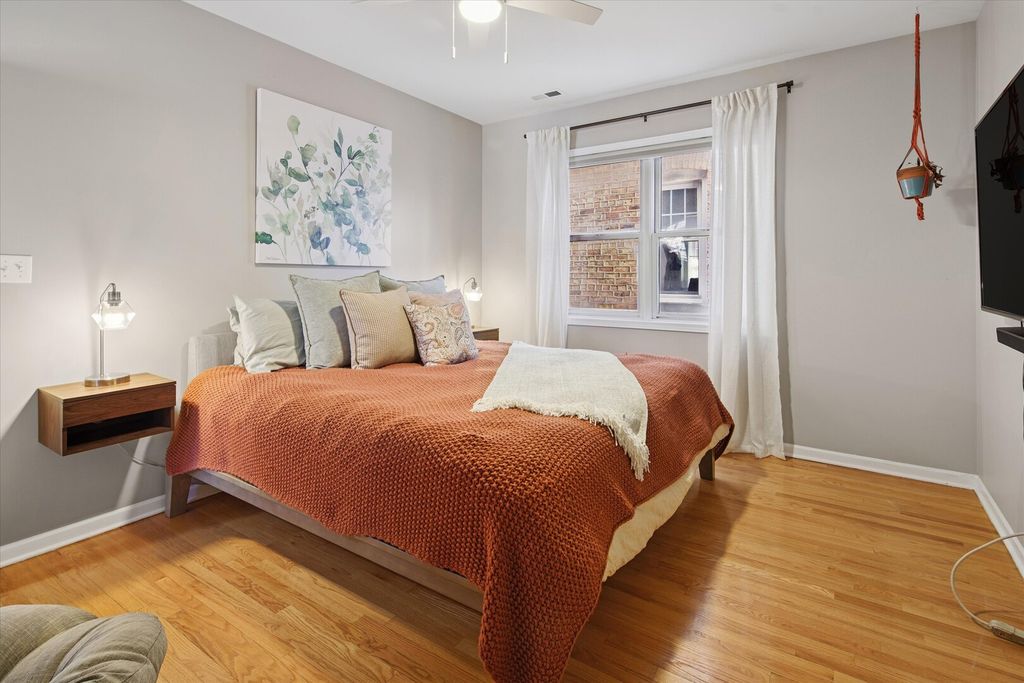 Image 12 of property listing at 1020 N MOZART Street 2, Chicago, IL 60622
