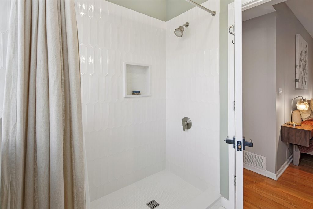 Image 14 of property listing at 1020 N MOZART Street 2, Chicago, IL 60622