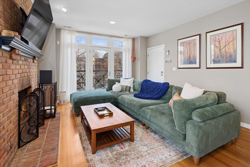 Image 3 of property listing at 1020 N MOZART Street 2, Chicago, IL 60622