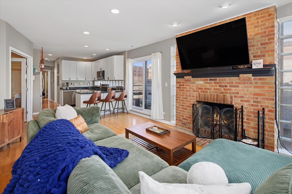 Image 4 of property listing at 1020 N MOZART Street 2, Chicago, IL 60622