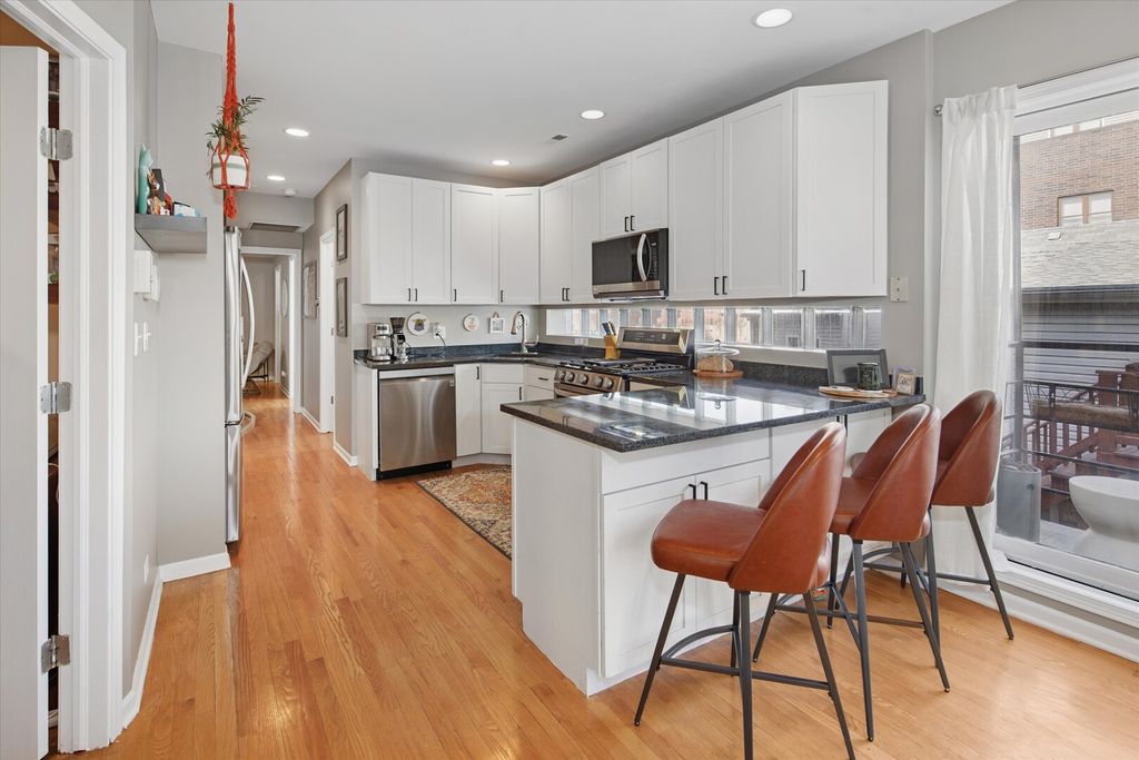 Image 5 of property listing at 1020 N MOZART Street 2, Chicago, IL 60622