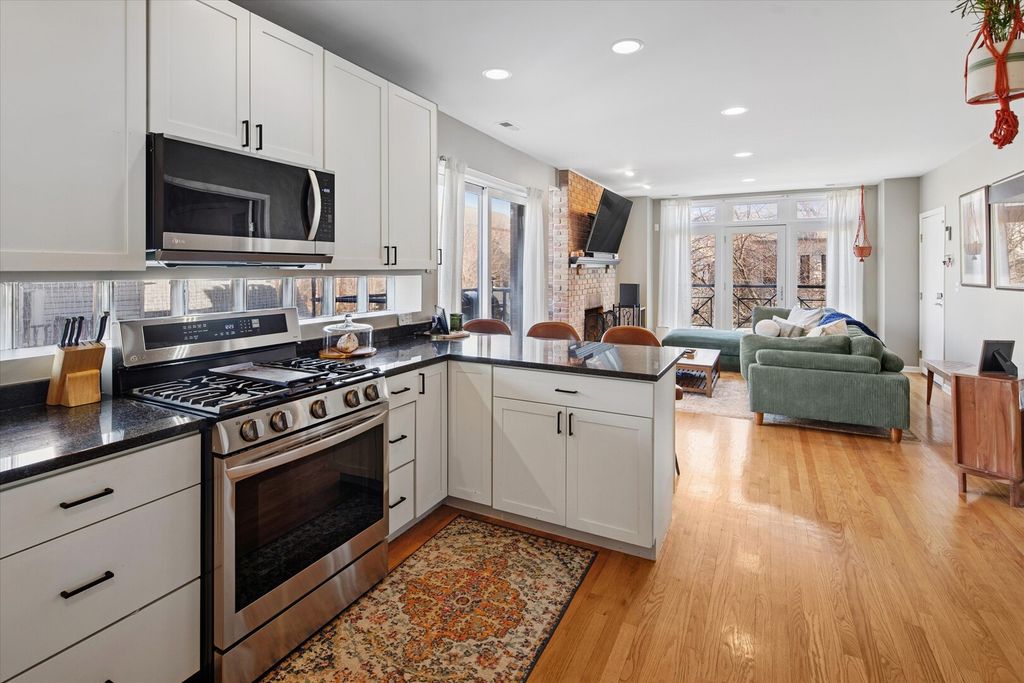 Image 6 of property listing at 1020 N MOZART Street 2, Chicago, IL 60622