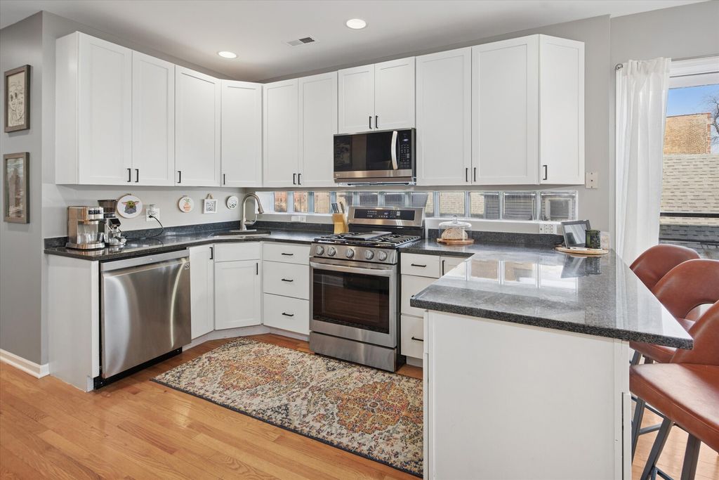 Image 7 of property listing at 1020 N MOZART Street 2, Chicago, IL 60622