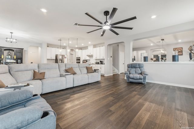 200 RUSTIC SPGS, Universal City, TX 78148